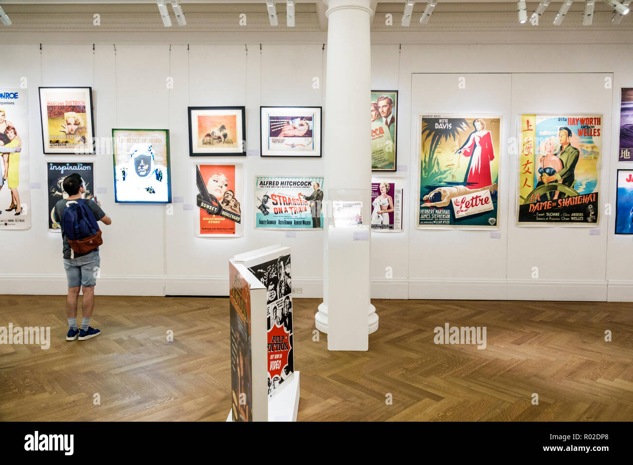 London England, Großbritannien, Mayfair, New Bond Street, Sotheby's Fine Art Auktionshaus, innen, Galerie, Ausstellung, Vintage-Filmplakate, Großbritannien GB englischer Euro Stockfoto