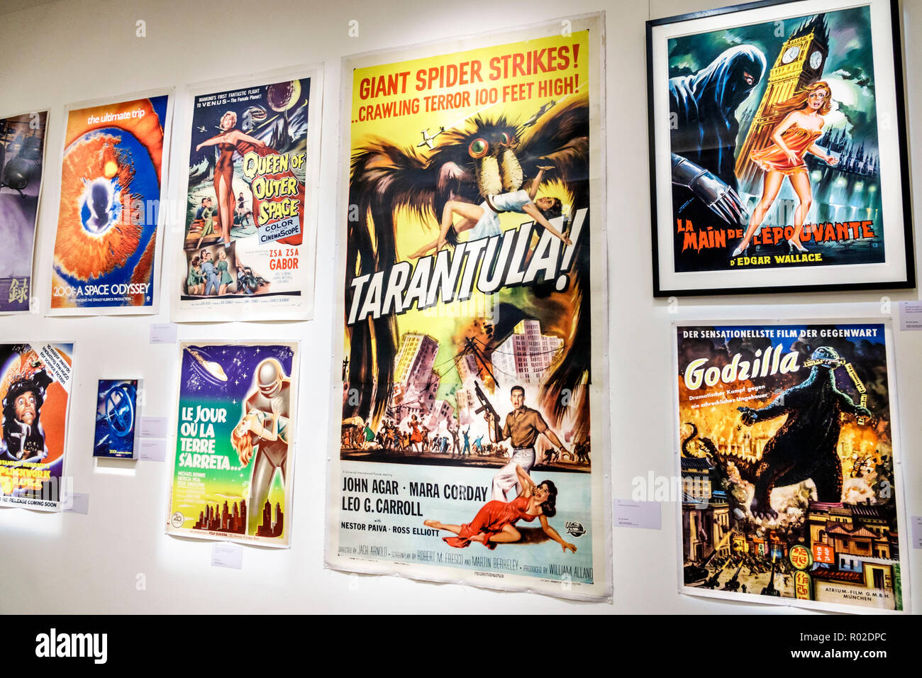 London England, Großbritannien, Mayfair, New Bond Street, Sotheby's Kunstauktionshaus, innen, Galerie, Ausstellung, Vintage-Filmplakate, Godzilla, Großbritannien GB eng Stockfoto