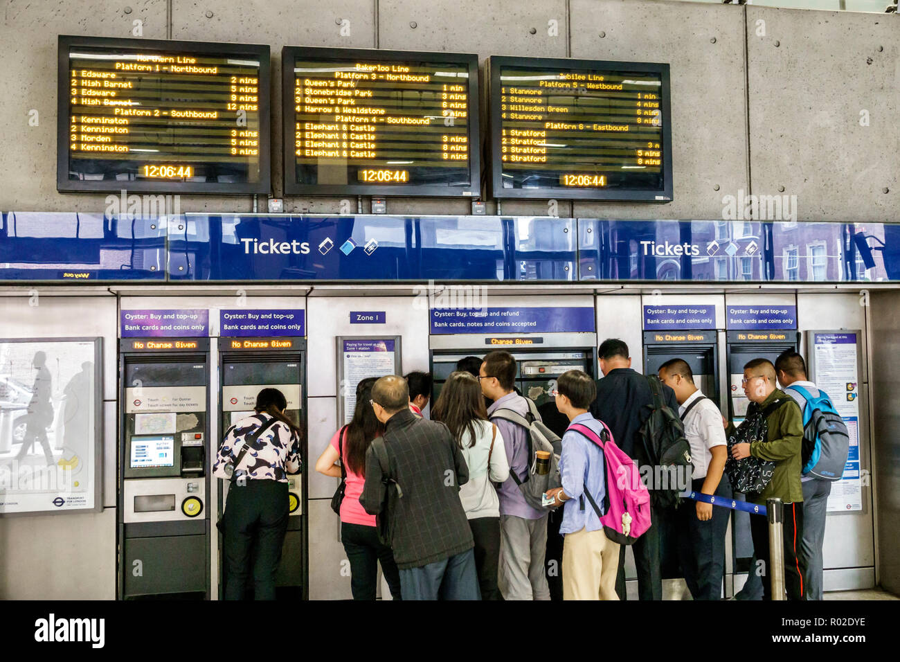 London England, Großbritannien, Lambeth South Bank, U-Bahn-Station Waterloo, U-Bahn-U-Bahn, Ticketautomaten, asiatischer Mann, Männer, Frau, Frauen Stockfoto