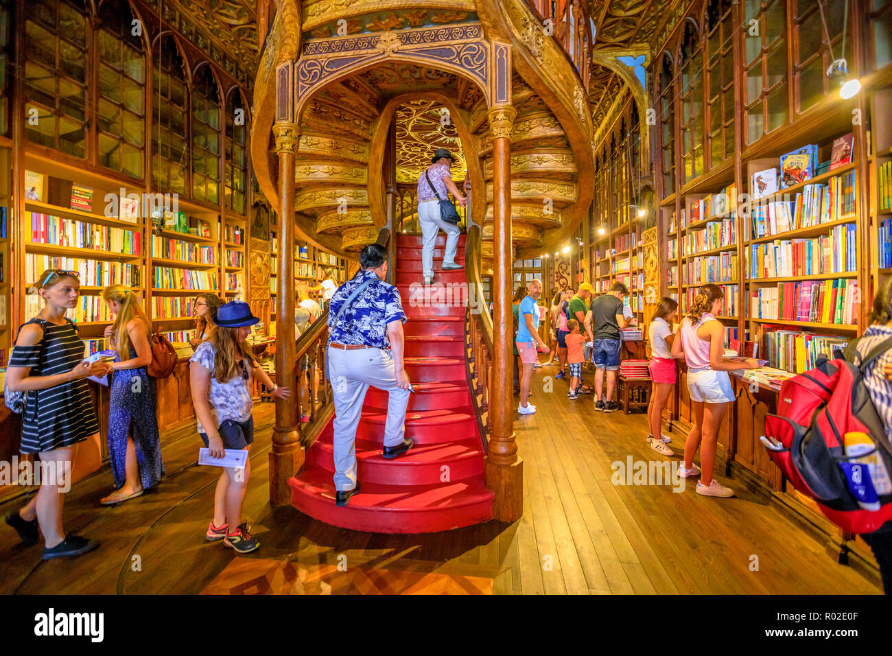 Oporto, Portugal - 13. August 2017: Harry Potter Film große Holztreppe mit roten Stufen innerhalb der Bibliothek Lello und Irmao im historischen Zentrum von Porto. Stockfoto