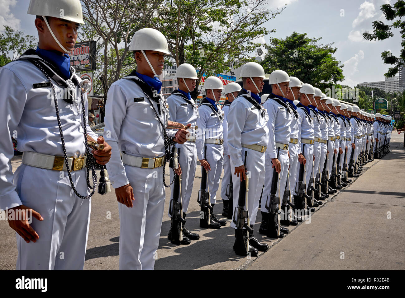 Thailand Navy Personal auf Parade in vollen militärischen Weiß. Stockfoto