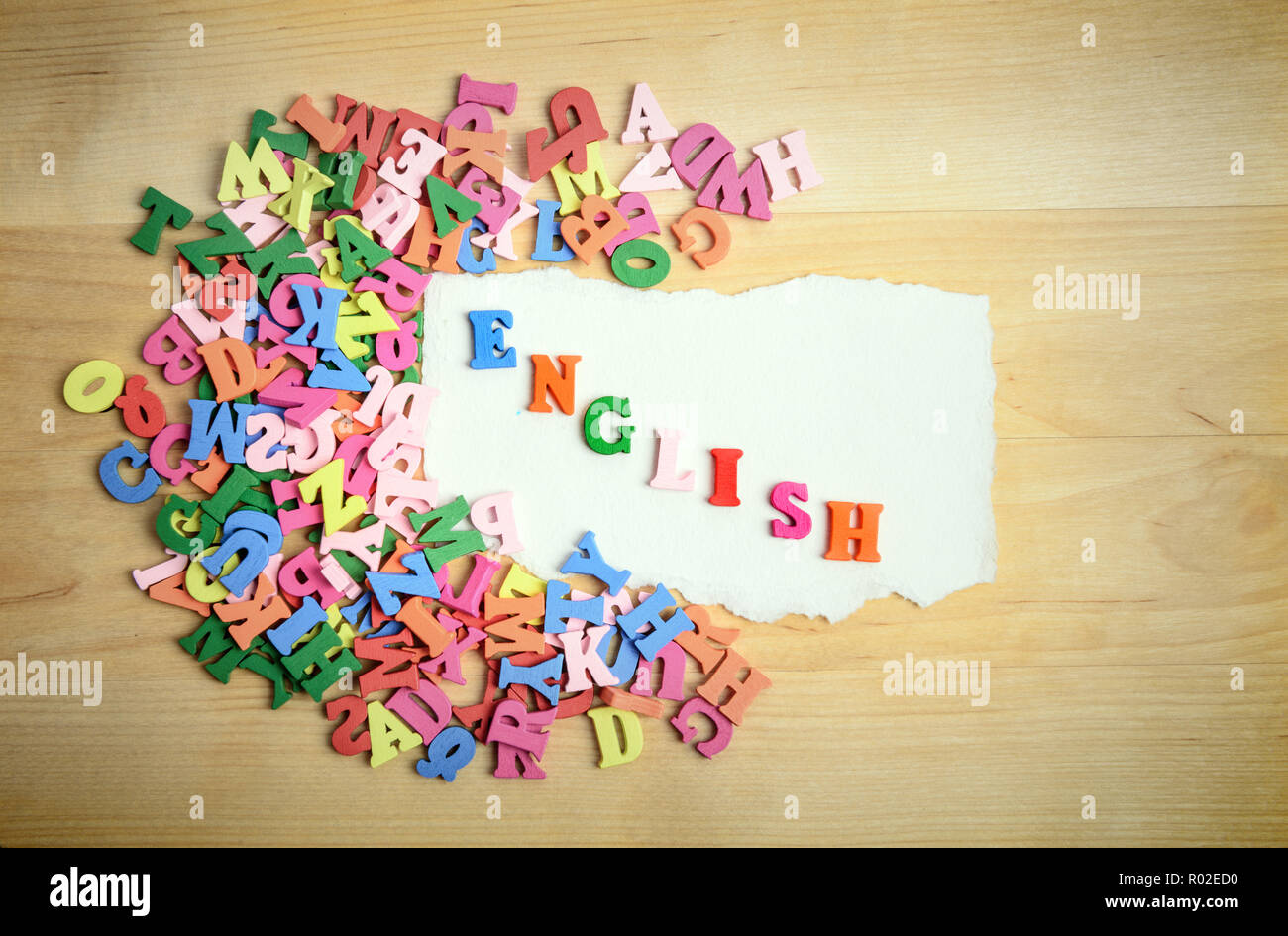 Englische Wort in Holz- Buchstaben in der Nähe von einem Stapel von Briefen über Holz Vorstand Hintergrund Stockfoto