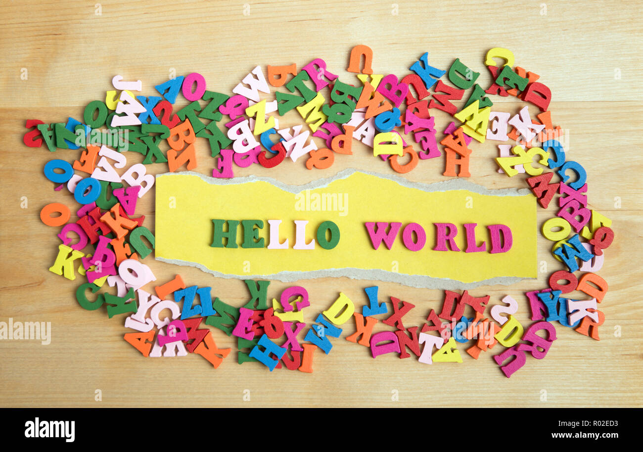Hallo Welt Nachricht in Holz- Buchstaben in der Nähe von einem Stapel von Briefen über Holz Vorstand Hintergrund Stockfoto