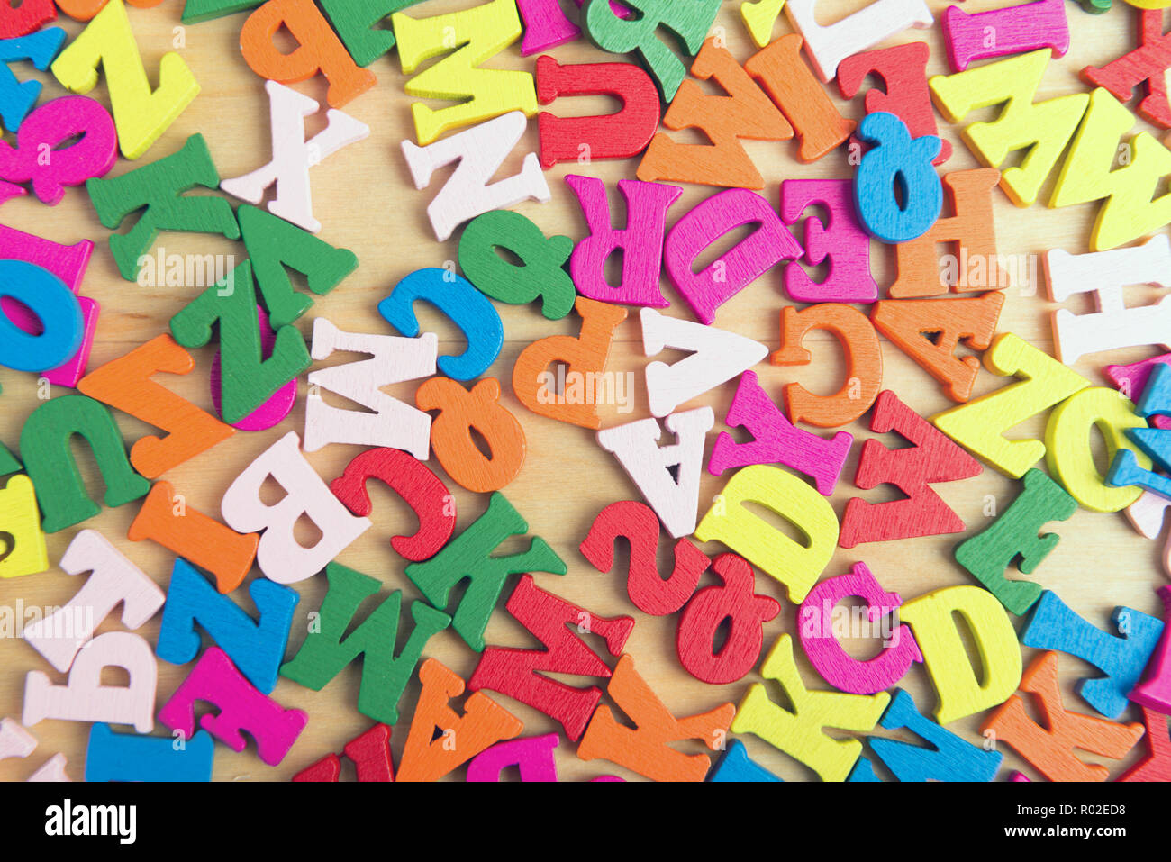 Farbe Holz- Buchstaben des englischen Alphabets Stockfoto