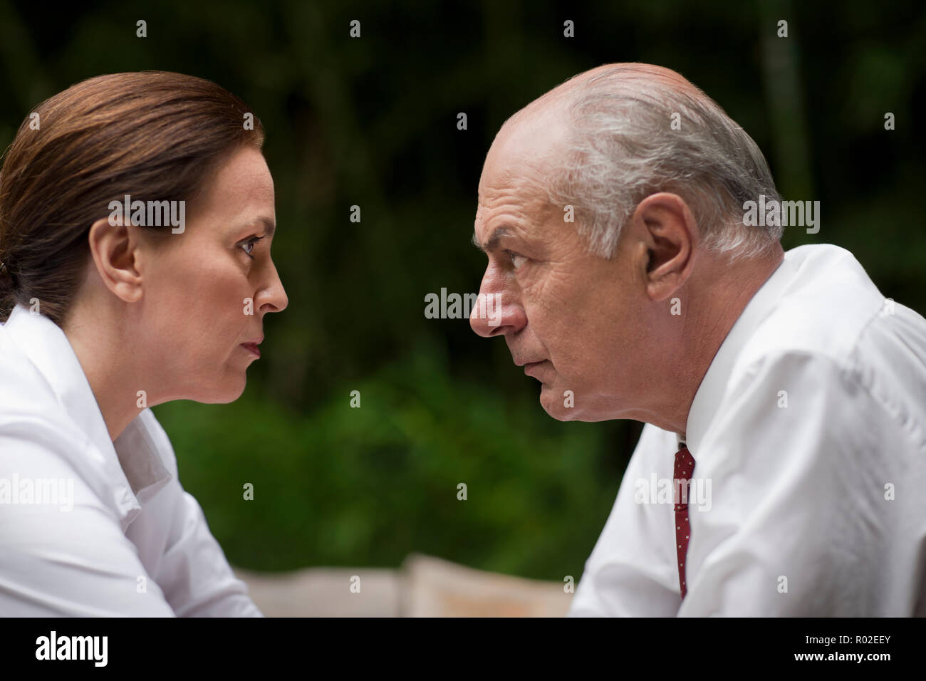Kaufmann und Frau konfrontiert. Stockfoto