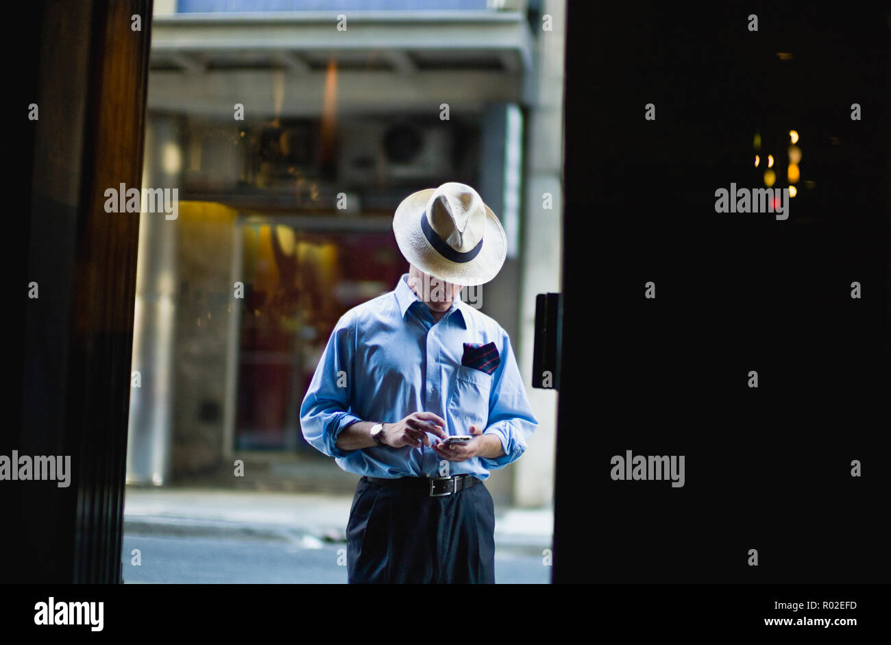 Mann auf der Straße stand und Sms. Stockfoto