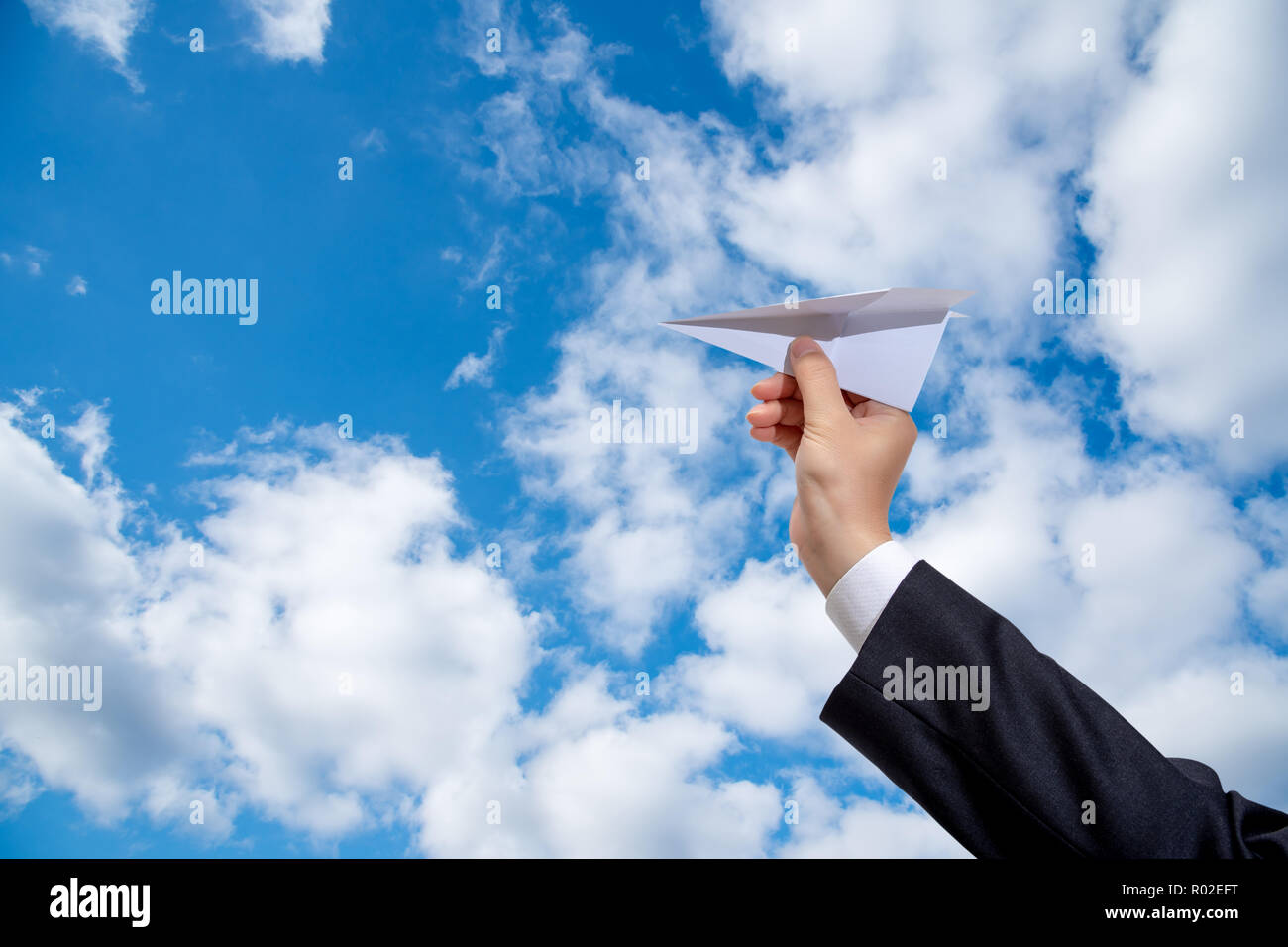 Geschäftsmann Hand, die eine neue Ebene auf Himmel Hintergrund. Stockfoto