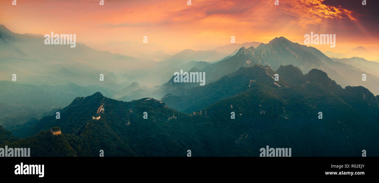 Die große Mauer von China in Nebel am Morgen Stockfoto