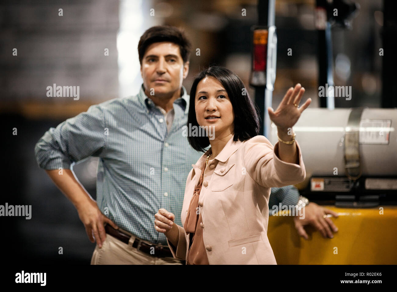 Zwei lächelnde und Kollegen diskutieren, arbeiten in einem Lager. Stockfoto