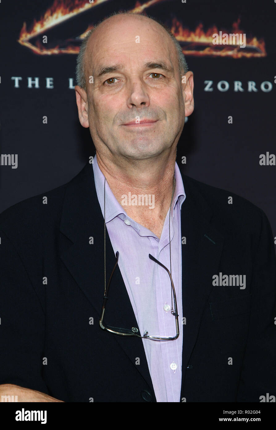 Der Regisseur Martin Campbell an die Legende des Zorro Premiere Ankommen im Orpheum Theater in der Innenstadt von Los Angeles. CampbellMartin 211 Red Carpet Event, Vertikal, USA, Filmindustrie, Prominente, Fotografie, Bestof, Kunst, Kultur und Unterhaltung, Topix Prominente Fashion/Vertikal, Besten, Event in Hollywood Leben - Kalifornien, Roter Teppich und backstage, USA, Film, Stars, Film Stars, TV Stars, Musik, Promis, Fotografie, Bestof, Kunst, Kultur und Unterhaltung, Topix, headshot, vertikal, eine Person aus dem Jahr 2005, Anfrage tsuni@Gamma-USA.com Stockfoto