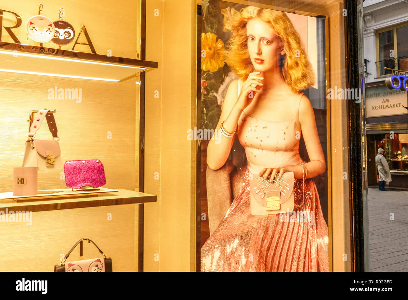 Wien Shopping Street Store Furla Shop Display Wien Shopping Luxus Shopping Kohlmarkt Street Wien Kohlmarkt Austria Europe Shops Schaufenster Display Stockfoto