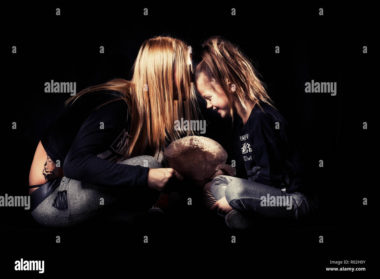 Mutter und Tochter gemeinsam posieren Stockfoto