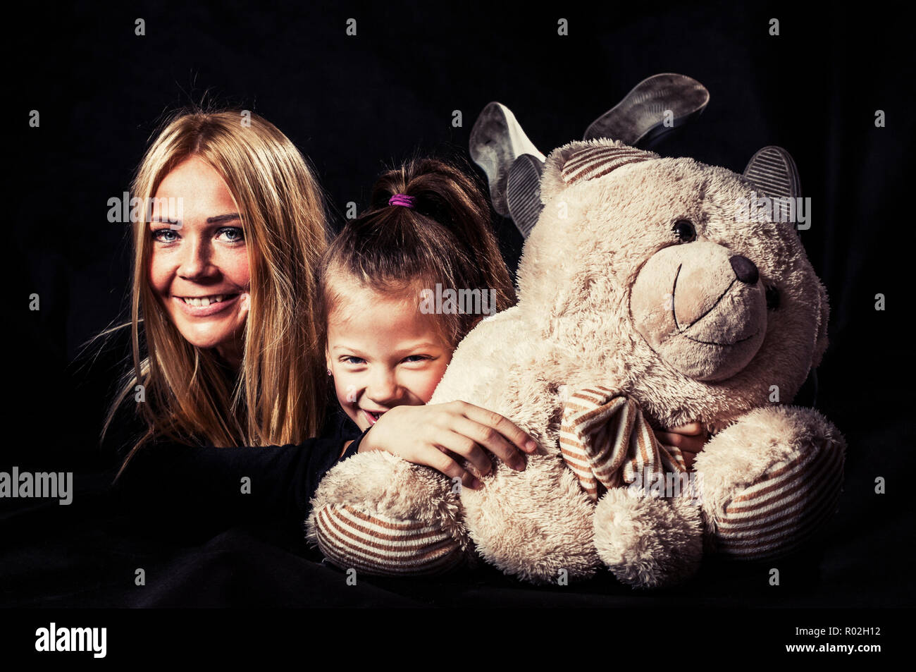 Mutter und Tochter gemeinsam posieren Stockfoto