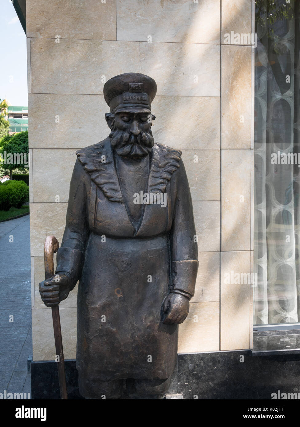 Bronzestatue auf dem Hausmeister von Niko Pirosmani, einem berühmten georgischen Maler, in Tiflis, Georgien. Stockfoto