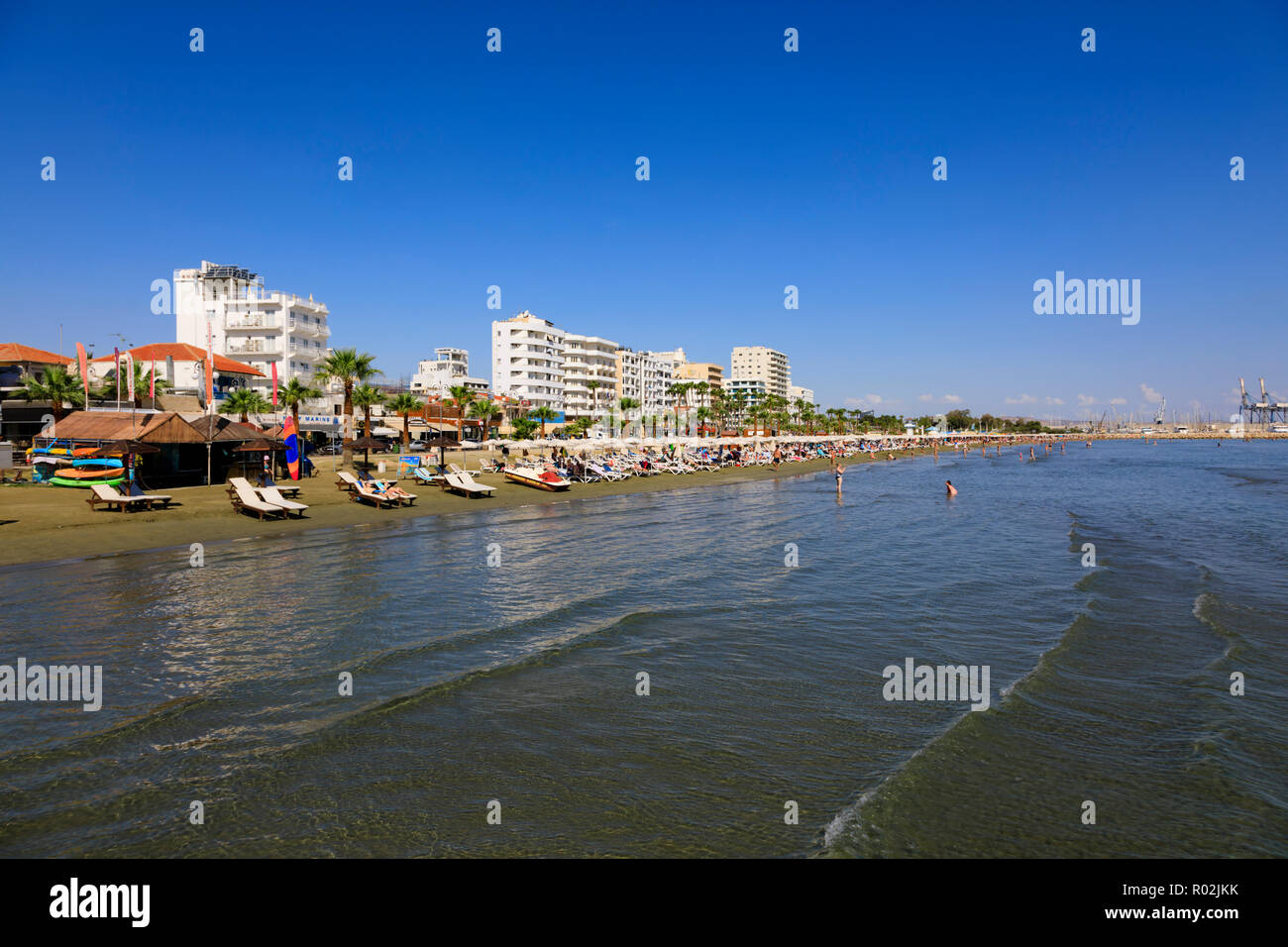 Massen von Touristen Finikoudes Beach, Larnaca, Zypern Oktober 2018 Stockfoto