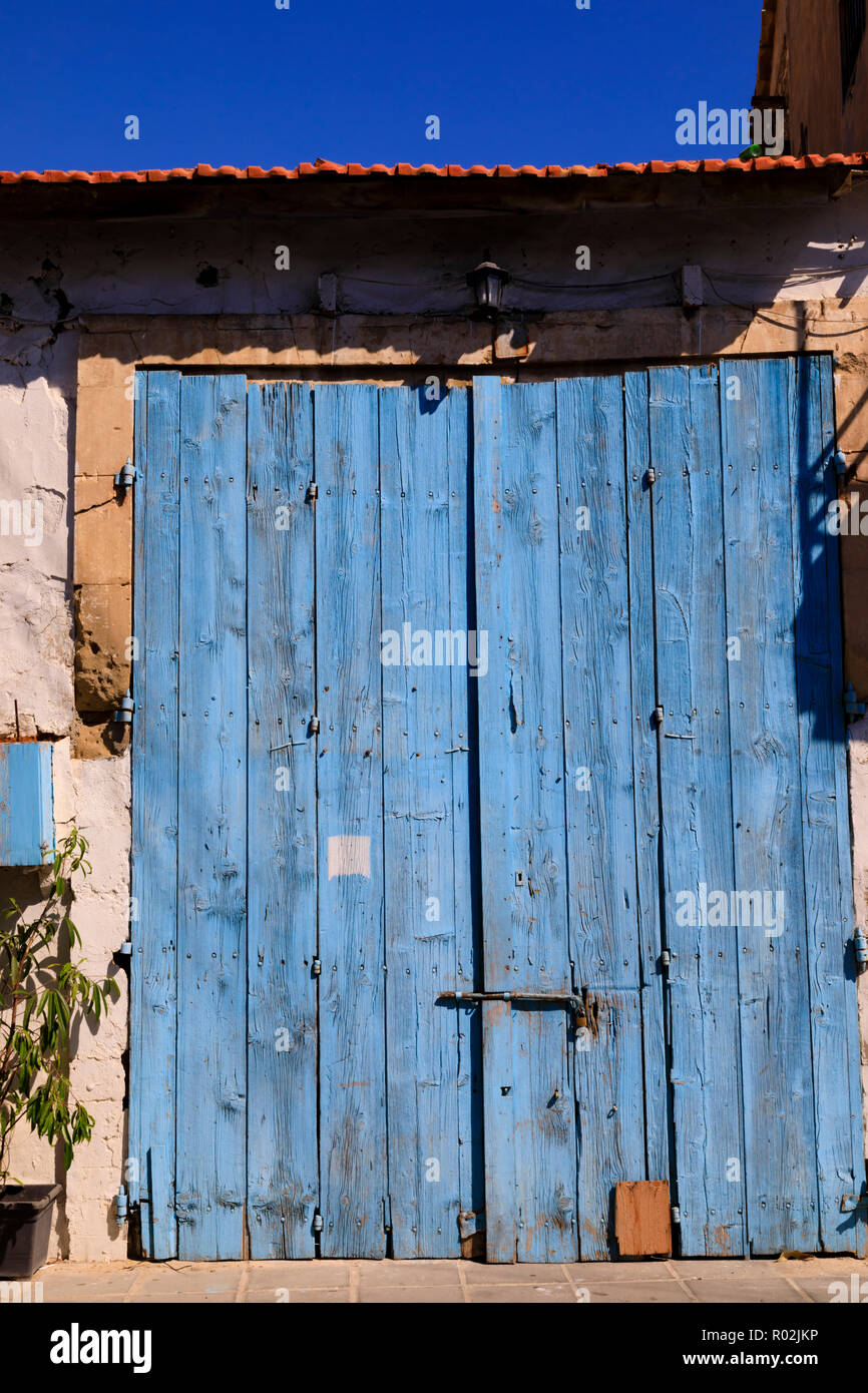 Verblasst, Peeling blau lackierte Tür, Larnaca, Zypern Oktober 2018 Stockfoto