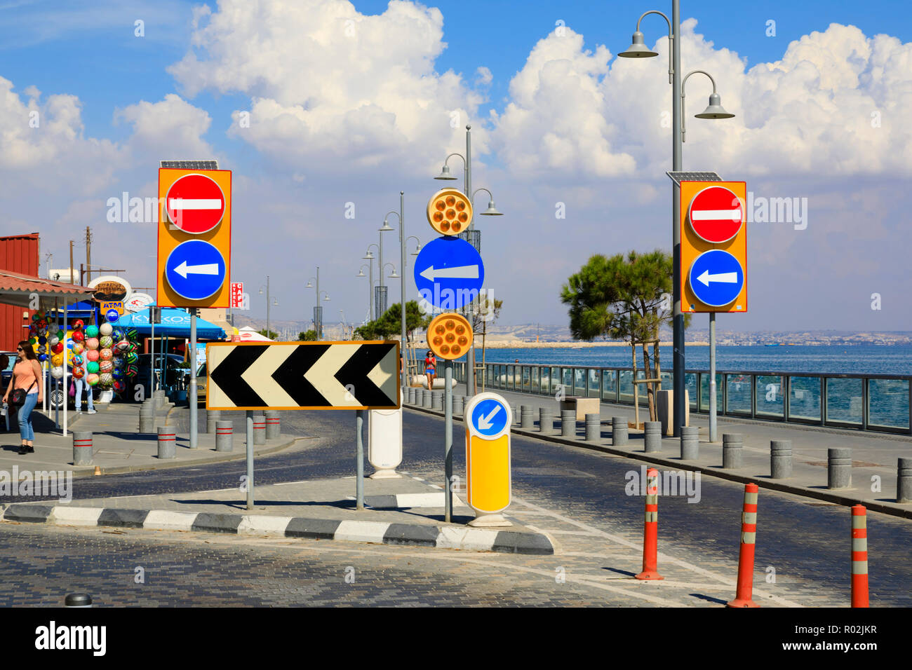 Viele Straßenschilder zeigen nur links abbiegen, ohne Eintrag Zeichen. Larnaca, Zypern Oktober 2018 Stockfoto