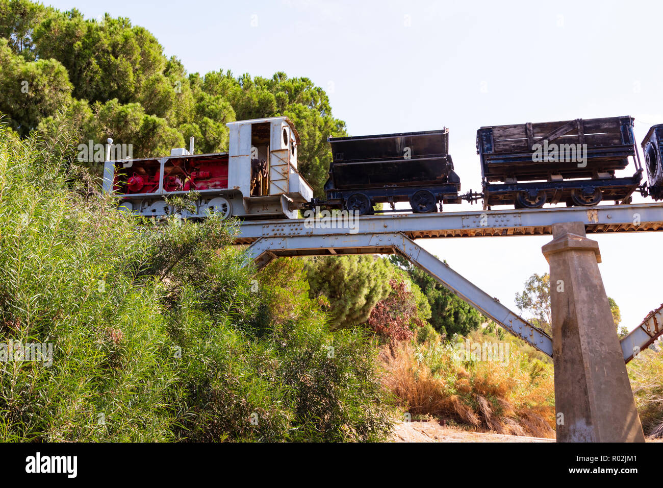 Restaurierte diesel Zug vom Kalavasos Kupferminen auf einer Brücke in Kalavasos Village, in der Nähe von Larnaca, Zypern Oktober 2018 Stockfoto