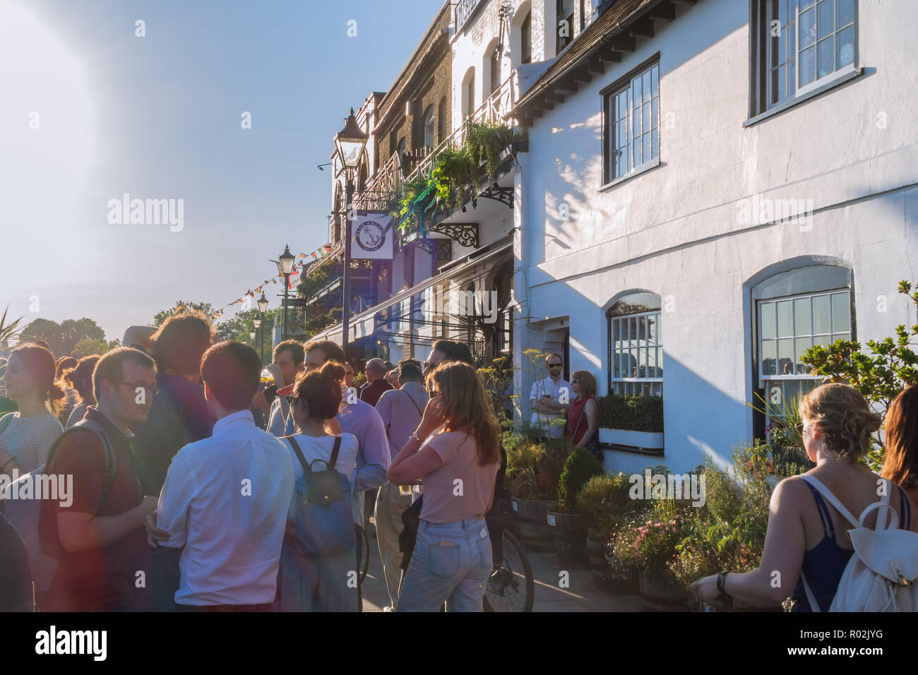 LONDON, ENGLAND - 29. JUNI 2018: Leute genießen Getränke und am späten Abend Sommer Sonnenschein außerhalb des Blauen Anchor Pub auf der Themse Riverside. Stockfoto
