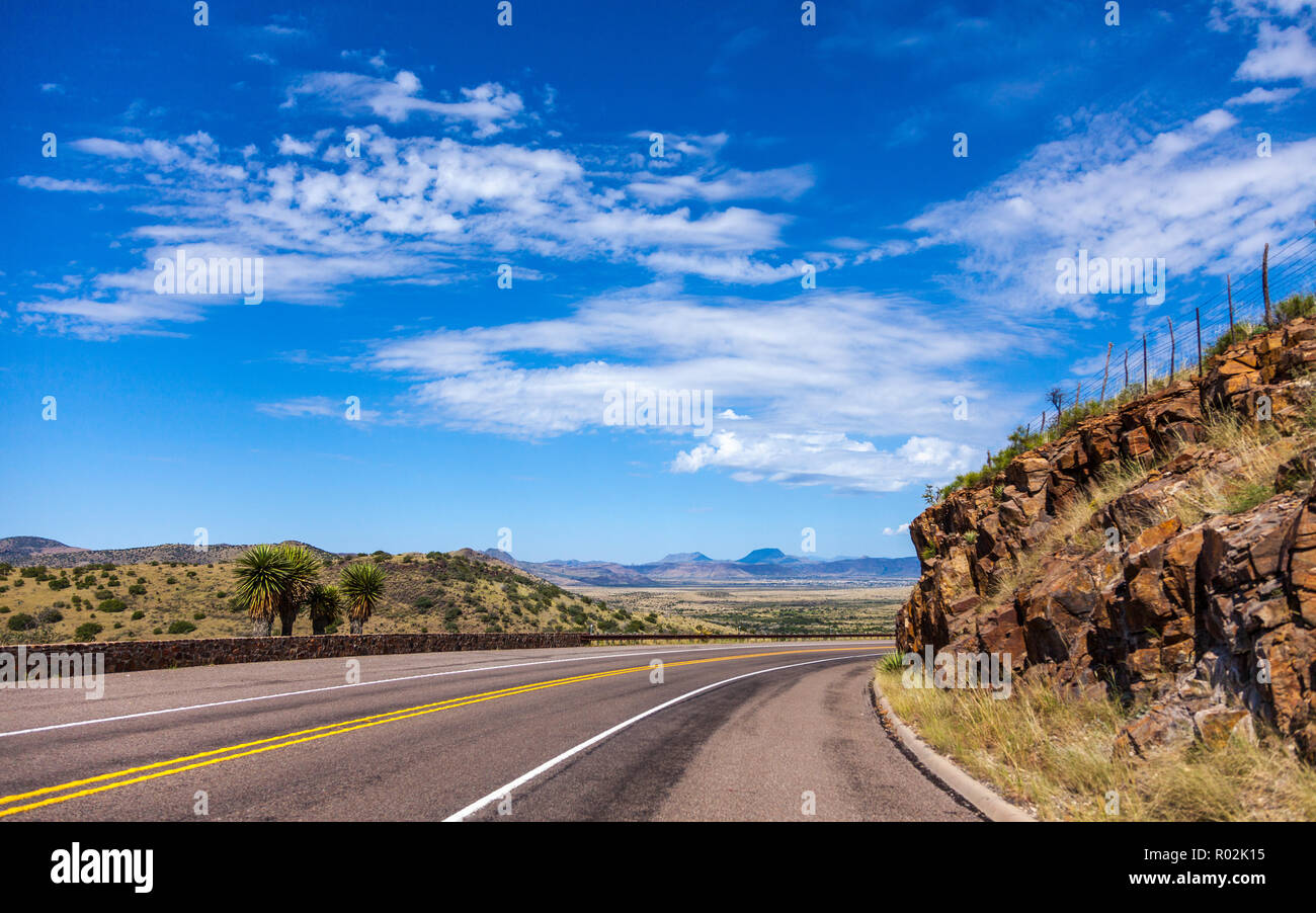 Desert Highway blicken auf Texas State Highway 118. Stockfoto