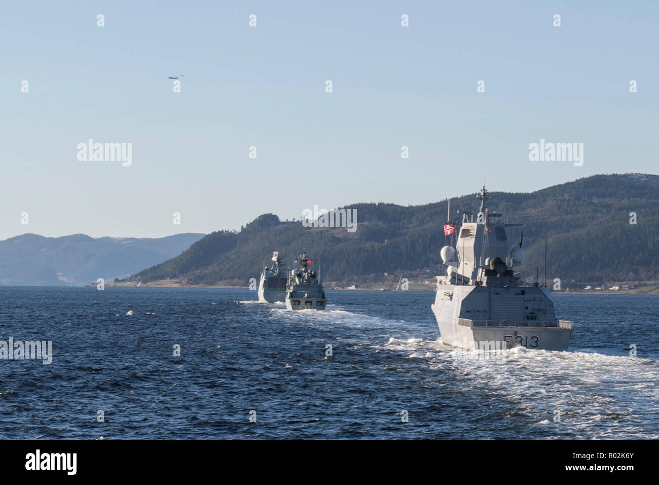 Her Majesty's Canadian Ship (Hmcs) VILLE DE QUÉBEC folgt Seiner Majestät Schiff Norweger HELGE INGSTAD, Portugiesisch Marineschiff CORTE-REAL, und Ihre dänischen Majestät Schiff Esbern Snare in Trondheim Fjord während der Übung TRIDENT ZEITPUNKT am 29. Oktober 2018. Foto: MCpl Andre Maillet, MARPAC Imaging Services Stockfoto