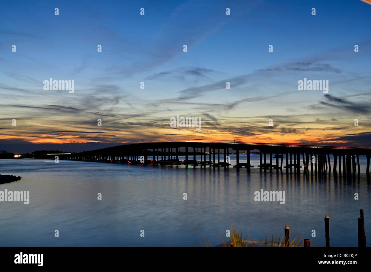 Destin Florida, USA, Ost, Okaloosa Island bridge bei Sonnenuntergang. Stockfoto