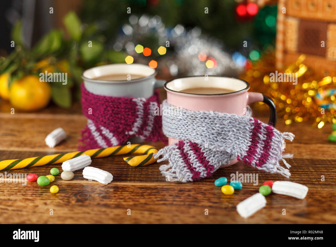 Cups mit Kakao in der gemütlichen Schals auf dem Hintergrund der Atmosphäre das Neue Jahr. Das neue Jahr noch leben. Stockfoto