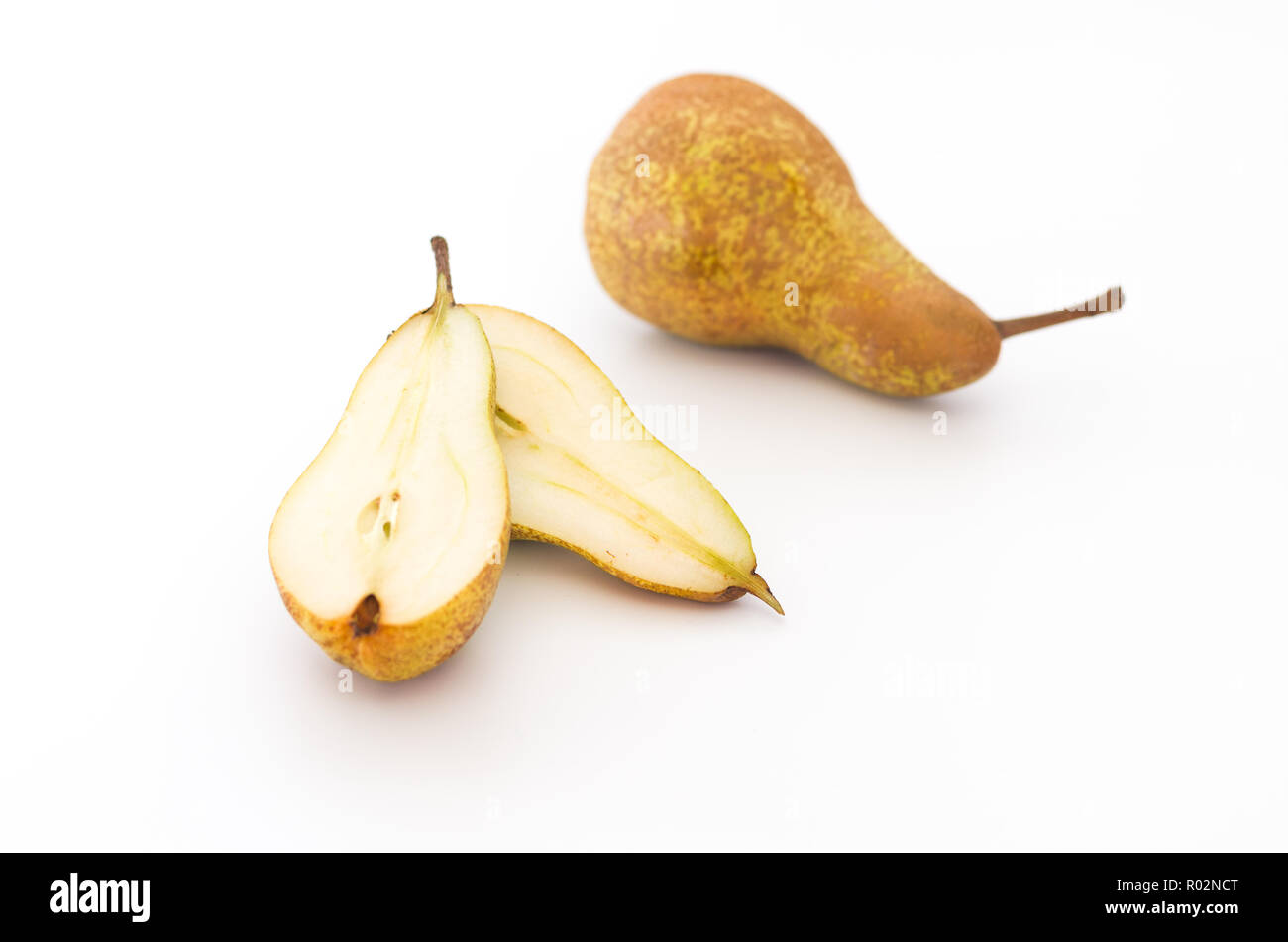 Die läppchen von Birnen sind isoliert. Birne isoliert. Obst zu isolieren. Stockfoto