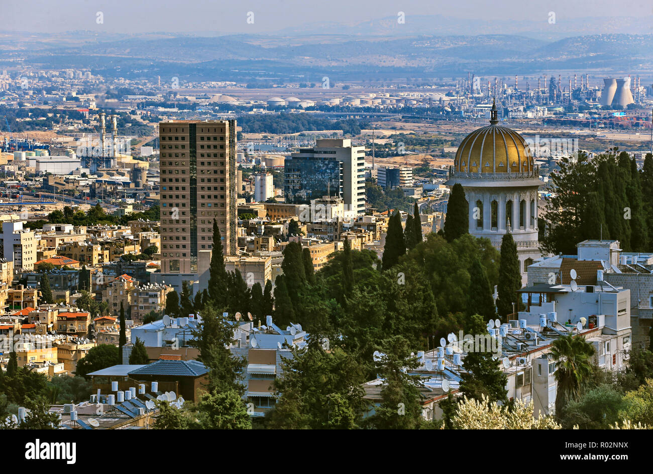 Bahai Gärten und Tempel an den Hängen des Berges Karmel und Blick auf das Mittelmeer und die Bucht von Haifa, Israel Stockfoto