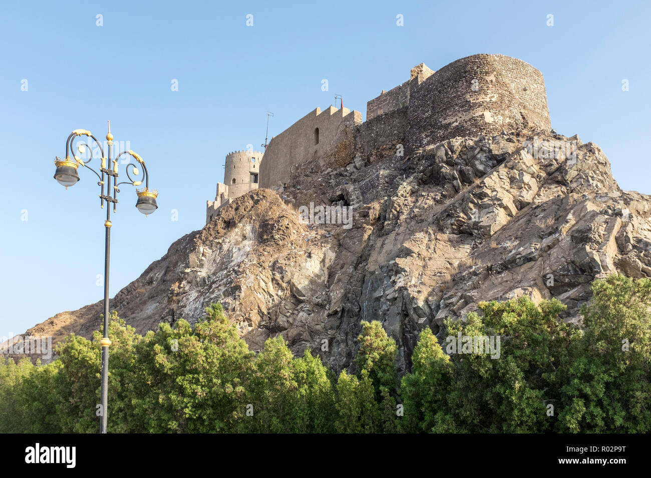 Mutrah Fort, von den Portugiesen im 16. Jahrhundert, die der Hafen von Sultan Qaboos im Stadtteil Mutrah Muscat im Oman mit Blick auf gebaut Stockfoto