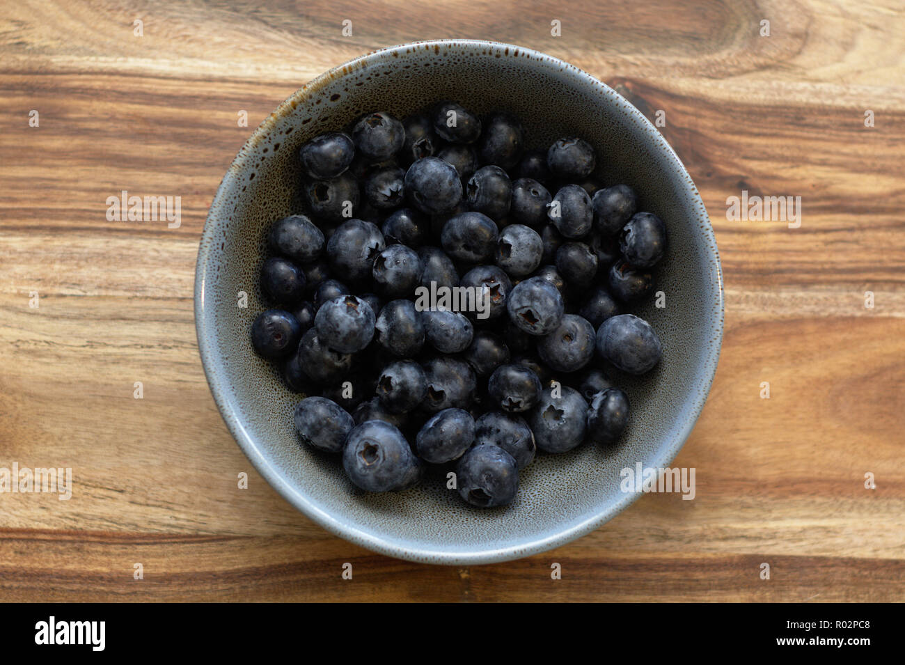 Heidelbeeren in einer Schüssel Stockfoto