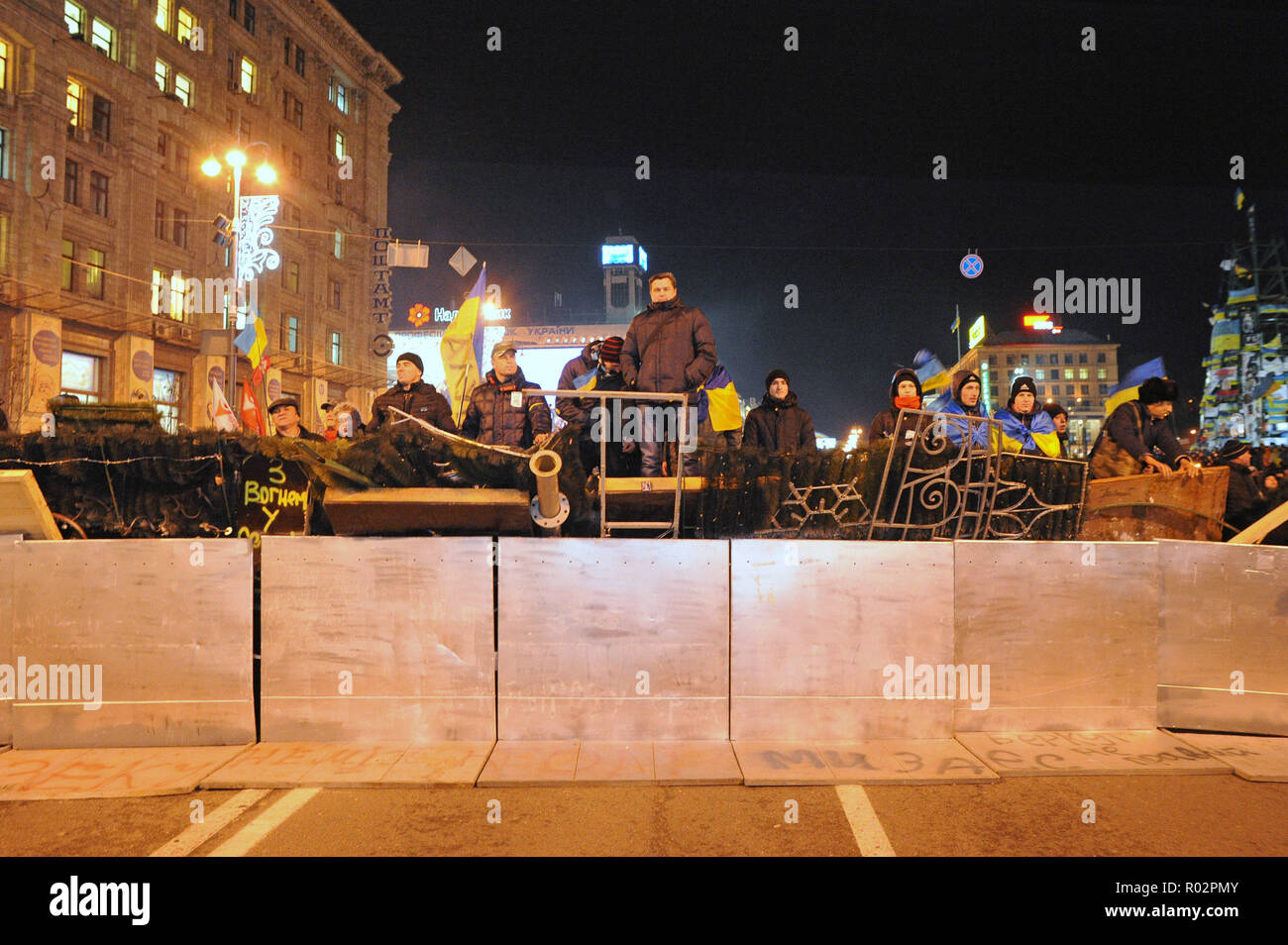 Dezember 7, 2013 - Kiew, Ukraine: Tausende von ukrainischen Demonstranten versammeln sich in Platz der Unabhängigkeit, umbenannt in 'EuroMaidan', die mit der Ablehnung der Regierung eines historischen Handelsabkommen mit der Europäischen Union (EU) zu protestieren. Die Liberalen und Nationalisten braved miserabel Winterwetter und die Brutalität der Polizei an Beamte als nach Russland nachrangige ablehnen. Des dizaines de milliers de manifestants ukrainiens se rassemblent Place de l'Independance eine Kiew Demonstrant gießen Contre la Entscheidung du Gouvernement de ne pas Signer un Accord d'association avec l'Union europeenne. Ce Mouvement" Euromaidan' ein Stockfoto