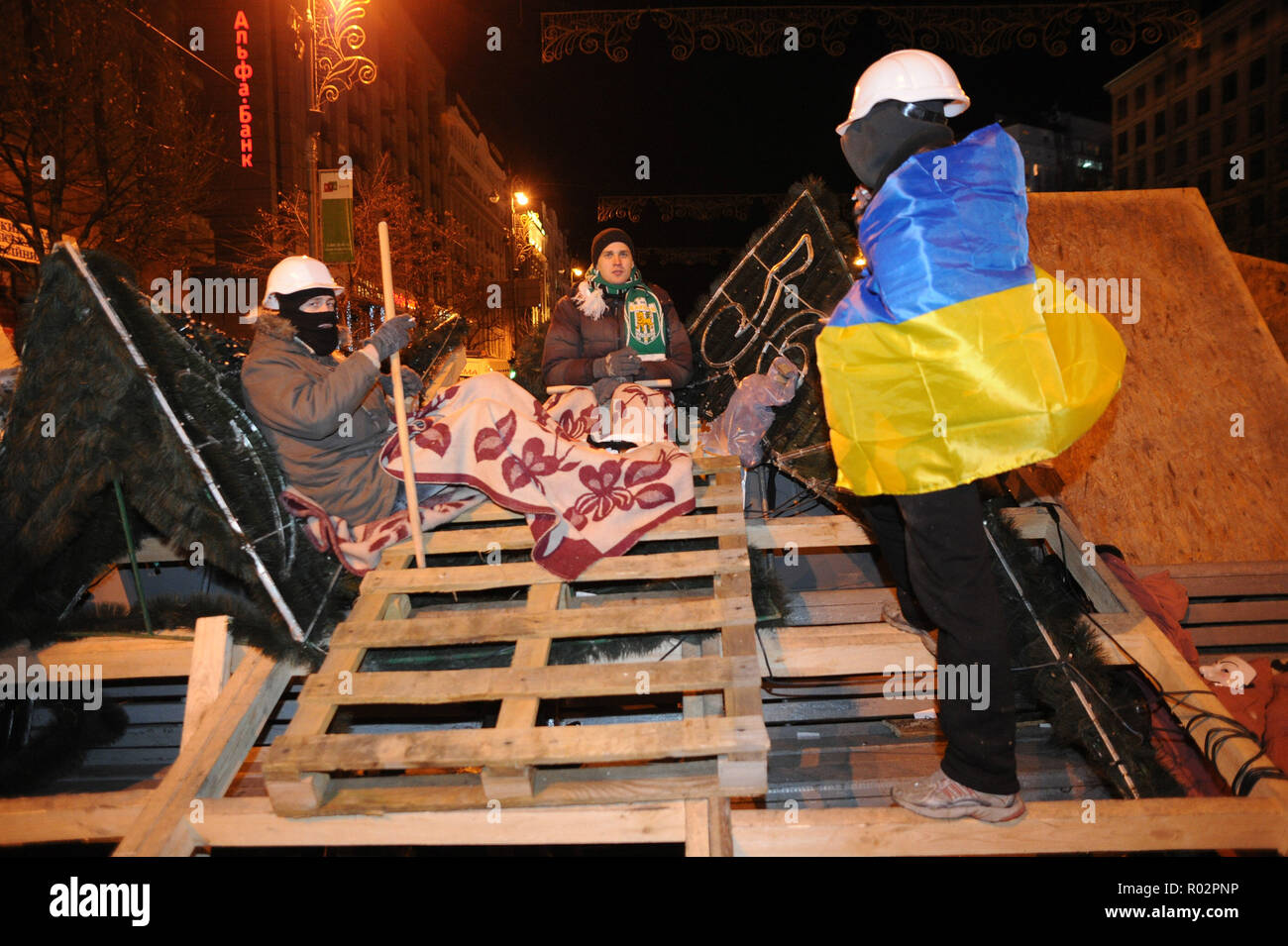 Dezember 7, 2013 - Kiew, Ukraine: Tausende von ukrainischen Demonstranten versammeln sich in Platz der Unabhängigkeit, umbenannt in 'EuroMaidan', die mit der Ablehnung der Regierung eines historischen Handelsabkommen mit der Europäischen Union (EU) zu protestieren. Die Liberalen und Nationalisten braved miserabel Winterwetter und die Brutalität der Polizei an Beamte als nach Russland nachrangige ablehnen. Des dizaines de milliers de manifestants ukrainiens se rassemblent Place de l'Independance eine Kiew Demonstrant gießen Contre la Entscheidung du Gouvernement de ne pas Signer un Accord d'association avec l'Union europeenne. Ce Mouvement" Euromaidan' ein Stockfoto