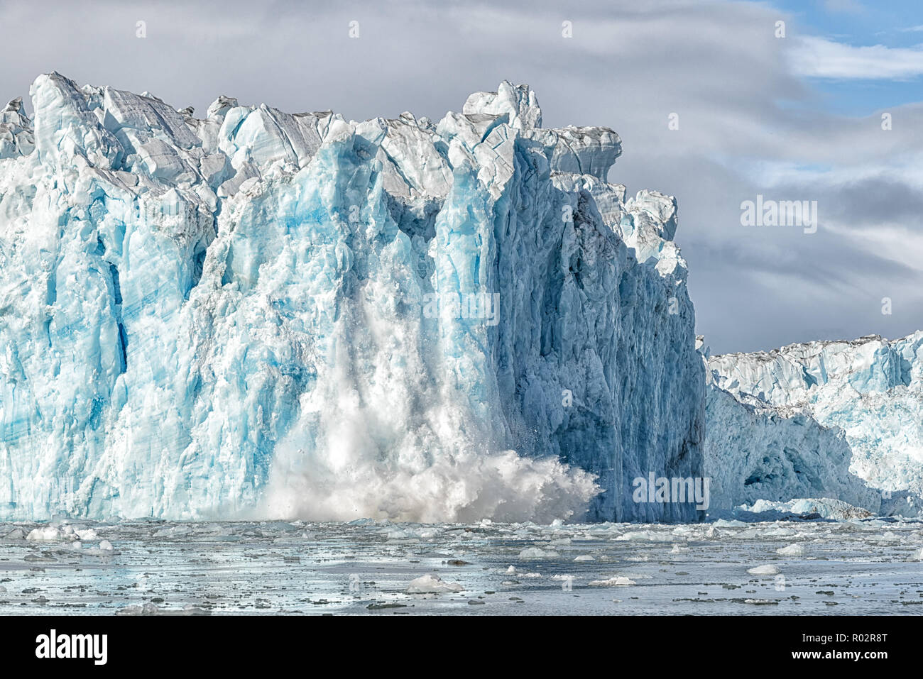 Schmelzender Gletscher Negribreen, Olav V Land, Spitzbergen, Svalbard-Archipel, der in den Ozean kalbt. Kalbender Negribreen in Spitzbergen. Stockfoto