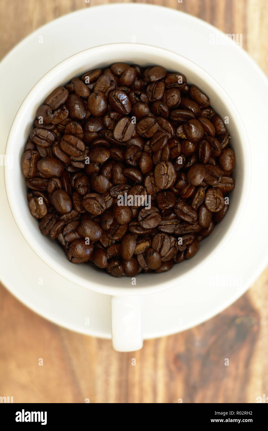 Kaffeebohnen in einem Becher Stockfoto