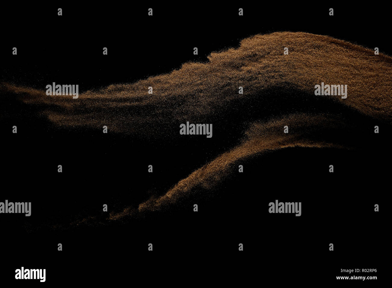 Sandy wave auf schwarzem Hintergrund isoliert. Abstrakte Sanddüne. Stockfoto