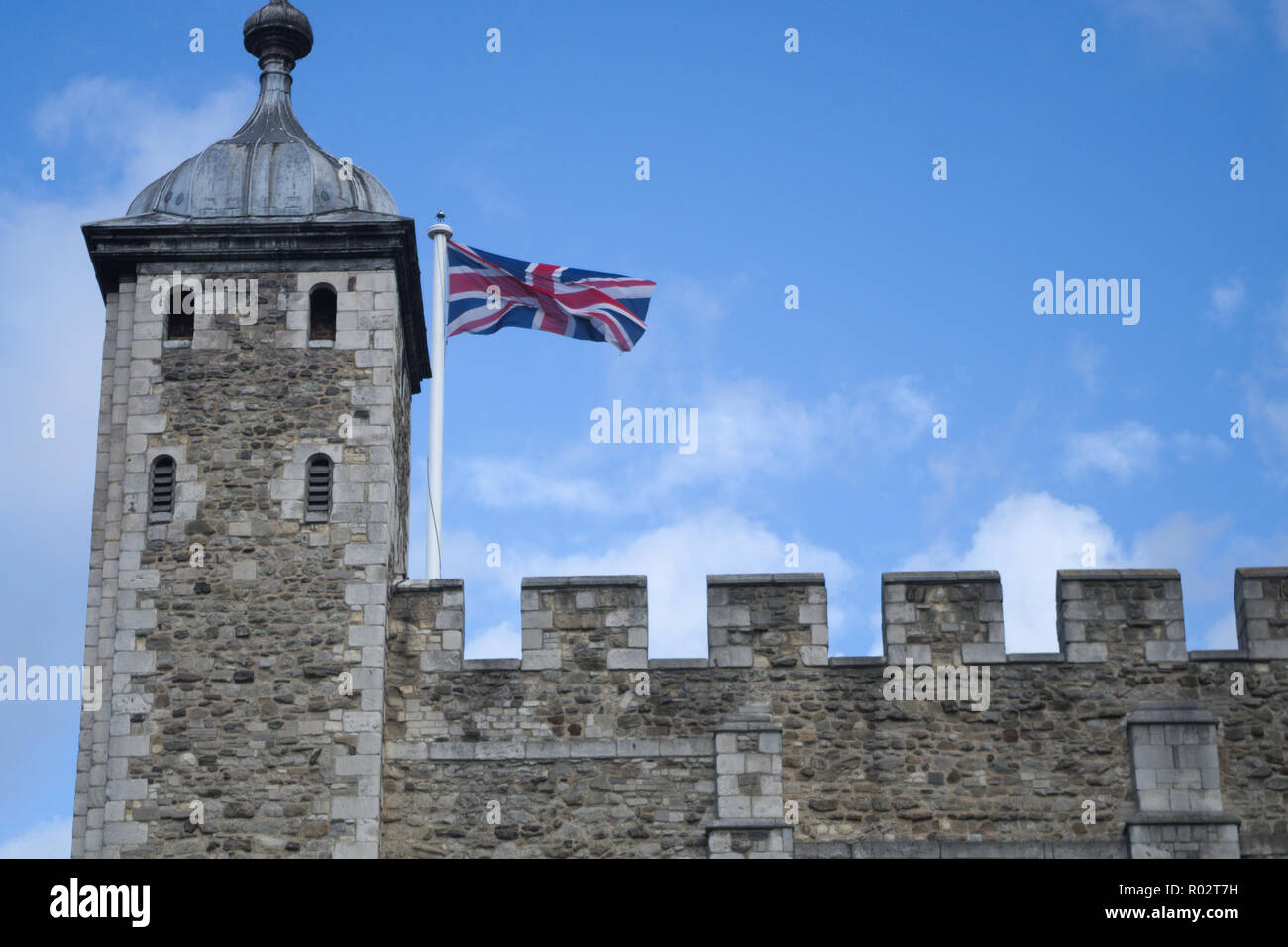 Union Jack Flagge auf der White Tower im Tower von London. Stockfoto