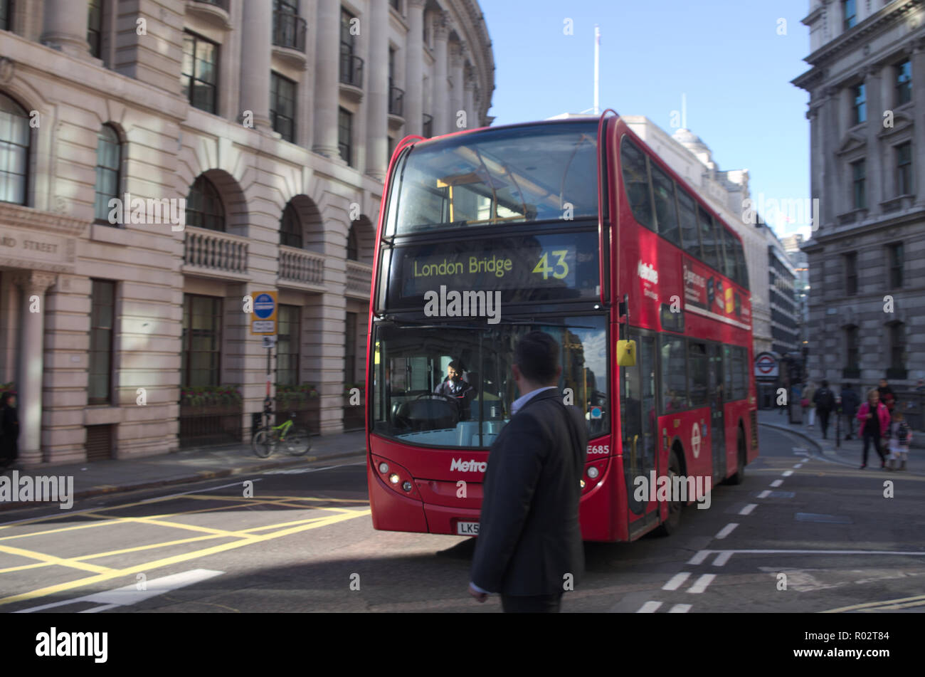 Mann an Double Decker Bus in London, UK. Stockfoto