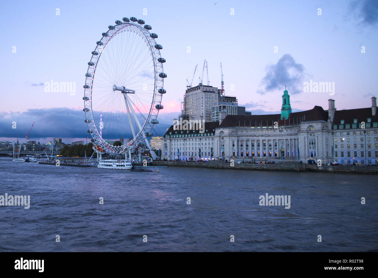 Abendlicher Blick auf London Eye Westminster Bridge, London UK. Stockfoto
