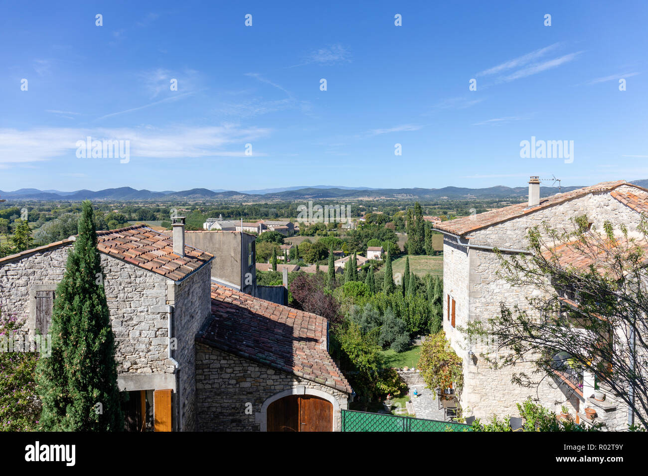 Blick auf die umliegende Landschaft von der befestigten Stadt von Barjac Stockfoto