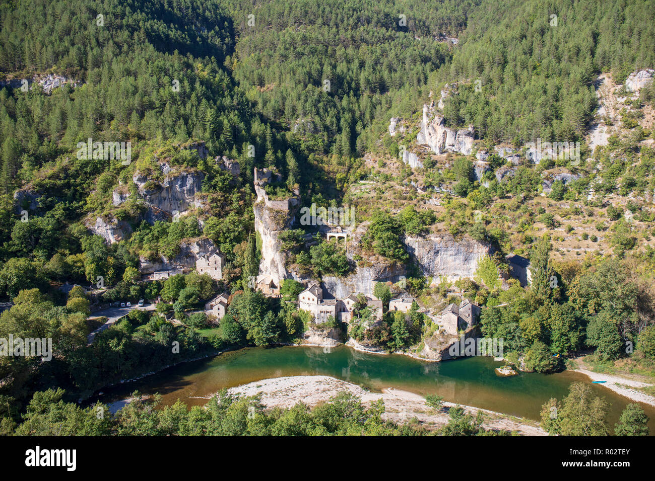 Das mittelalterliche Dorf Castelbouc thront auf einer Klippe der Gorge du Tarn, Frankreich Stockfoto