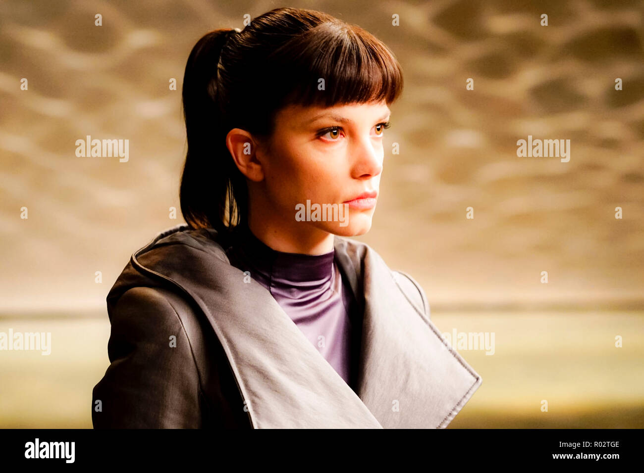 Luv (Sylvia Hoeks) Nexus-9 Modell Replicant und Assistent Niander Wallace von Blade Runner 2049 (2017) unter der Regie von Denis Villeneuve. Eine Fortsetzung der 1982 classic Set 30 Jahre später, in dem ein neuer Blade Runner deckt ein Geheimnis. Stockfoto