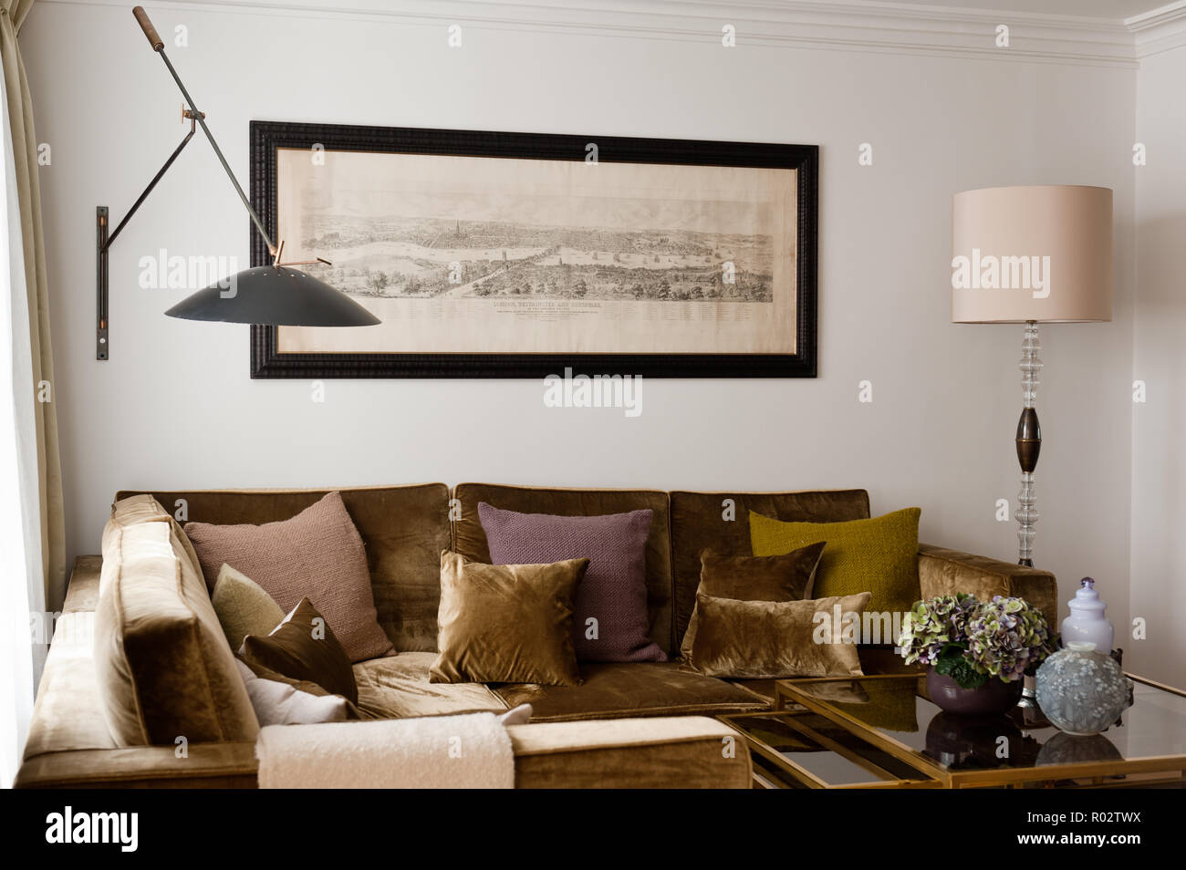 Wohnzimmer mit Samtkissen auf dem Sofa Stockfoto