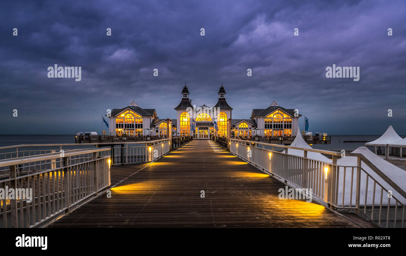 Seebrücke von Sellin nach Einbruch der Dunkelheit, Insel Rügen, Deutschland | Seebrücke Sellin bei Einbruch der Nacht, Insel Rügen Stockfoto