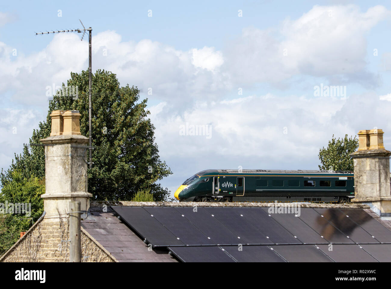 Great Western Railways Hitachi Klasse 800 800022 Diesel-elektrische Super Express Train ist auf der Bahnstrecke zwischen Badewanne und chippenham fotografiert. Stockfoto