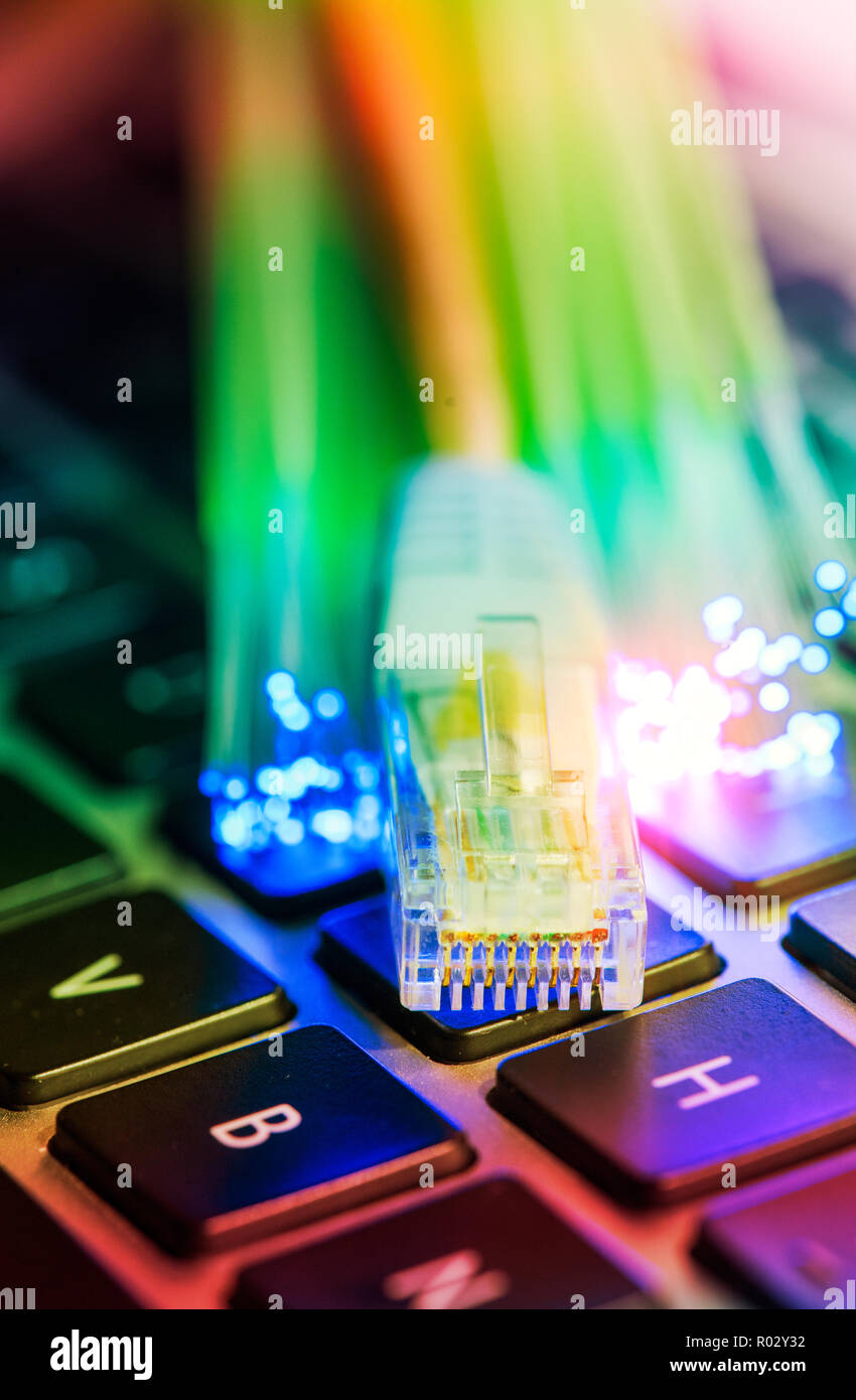 Netzwerkkabel mit High-tech-Technologie Farbe Hintergrund Stockfoto