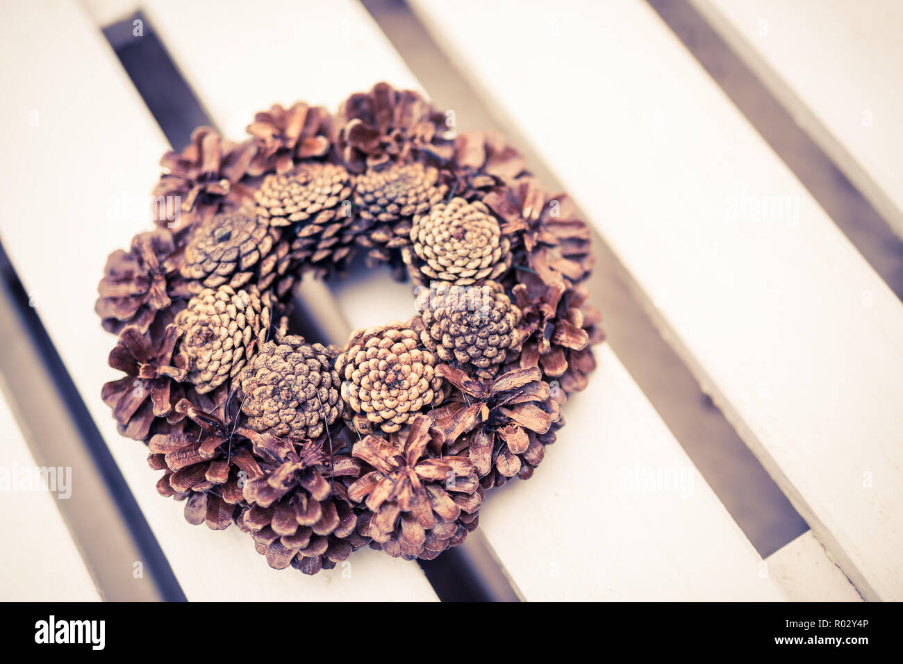 Weihnachten Home Einrichtung und heiße Getränke auf dem Tisch. Gemütliche Interieur für saisonale Weihnachten Dekoration Stockfoto