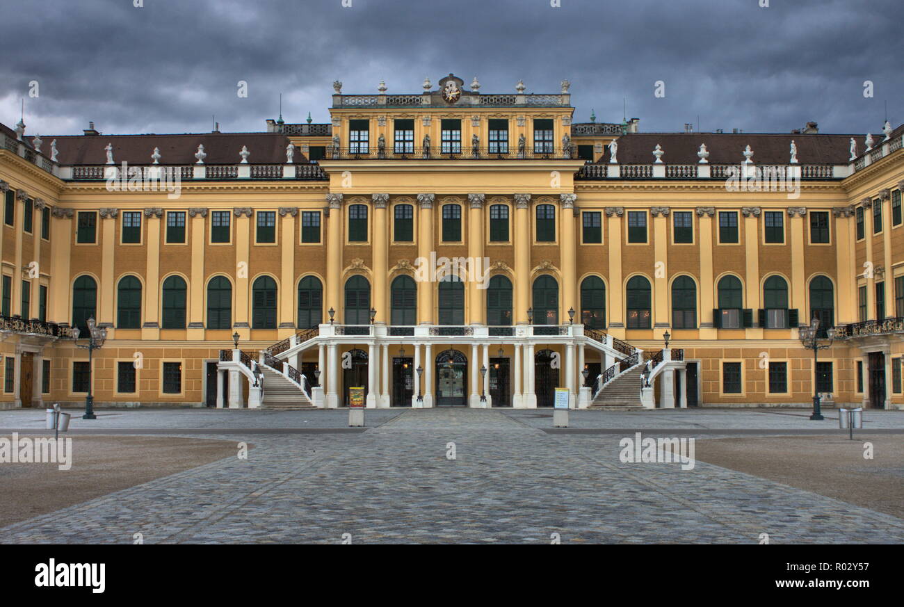 Fassade von Schloss Schönbrunn in Wien, Österreich Stockfoto