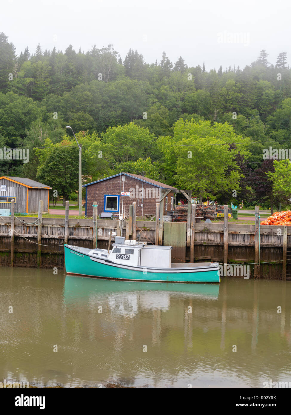 Ein nebeliger Morgen im Hafen in der Nähe der St. Martins, New Brunswick, Kanada. Stockfoto