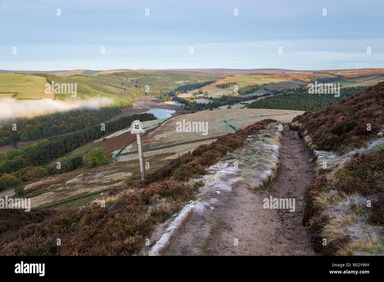 Misty Herbst morgen am Whinstone Lee Tor auf Derwent Kante im Peak District National Park, Derbyshire, England. Stockfoto